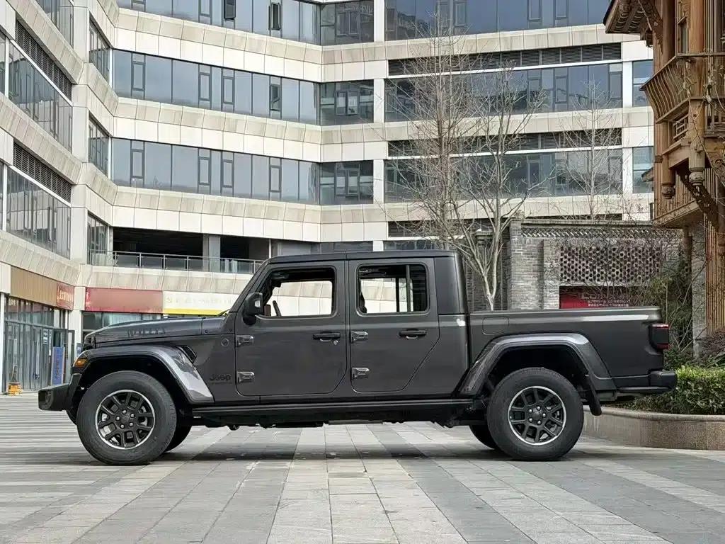 Gladiator 2023 3.6L Overland — миниатюра 21