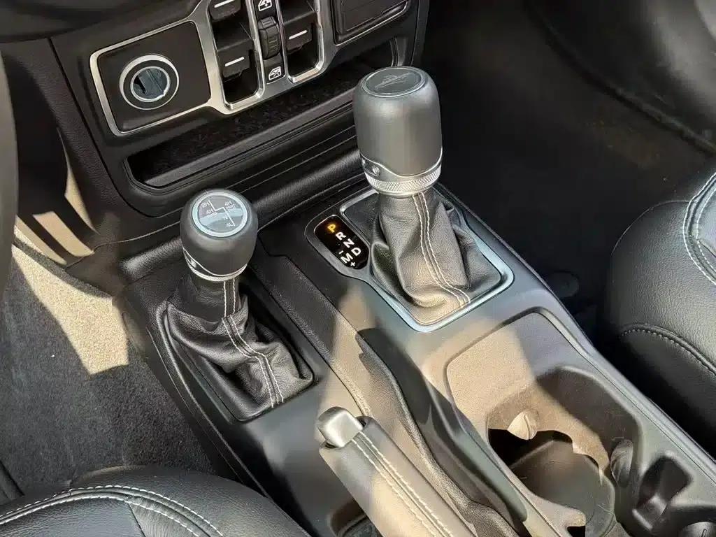 Gladiator 2023 3.6L Overland — миниатюра 7