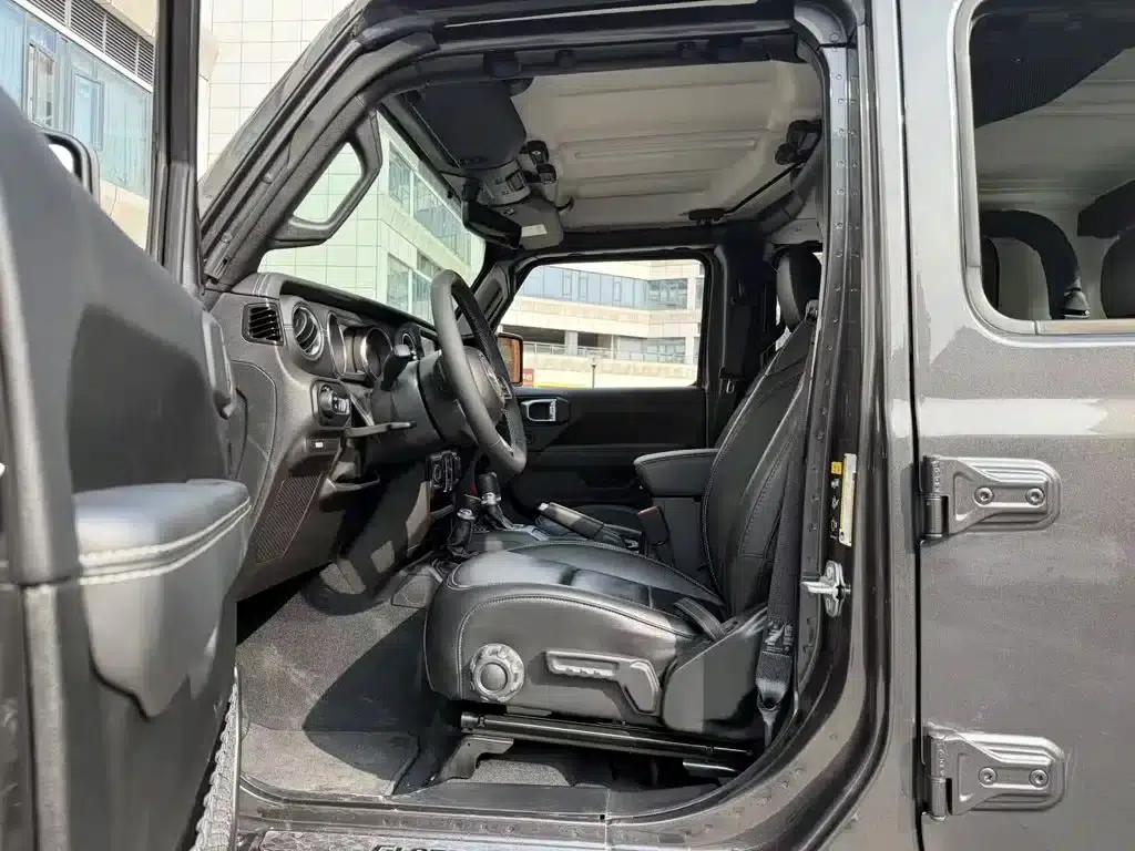 Gladiator 2023 3.6L Overland — миниатюра 8