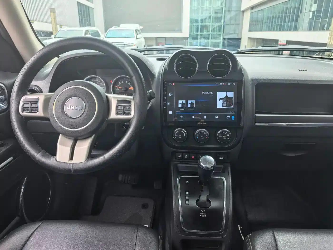 2014 Jeep Compass 2.4L Luxury Navigation Edition — миниатюра 11