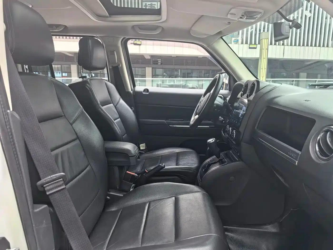 2014 Jeep Compass 2.4L Luxury Navigation Edition — миниатюра 14