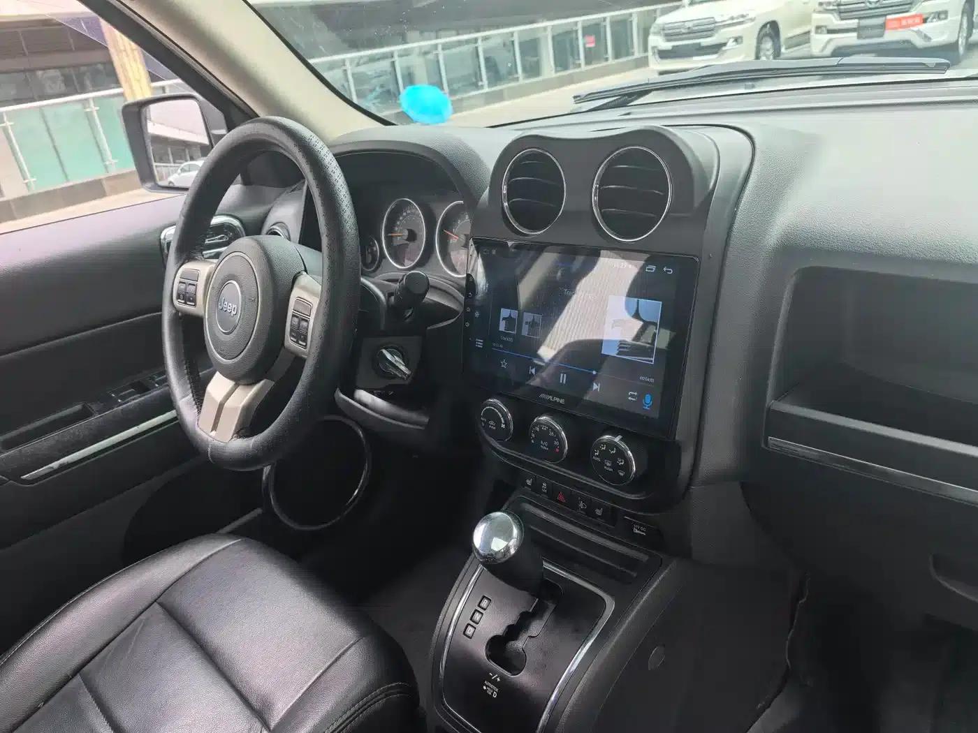 2014 Jeep Compass 2.4L Luxury Navigation Edition — миниатюра 15