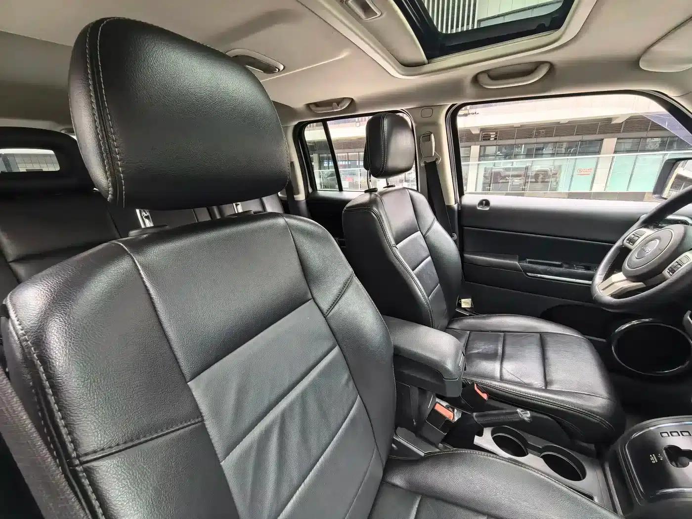 2014 Jeep Compass 2.4L Luxury Navigation Edition — миниатюра 16