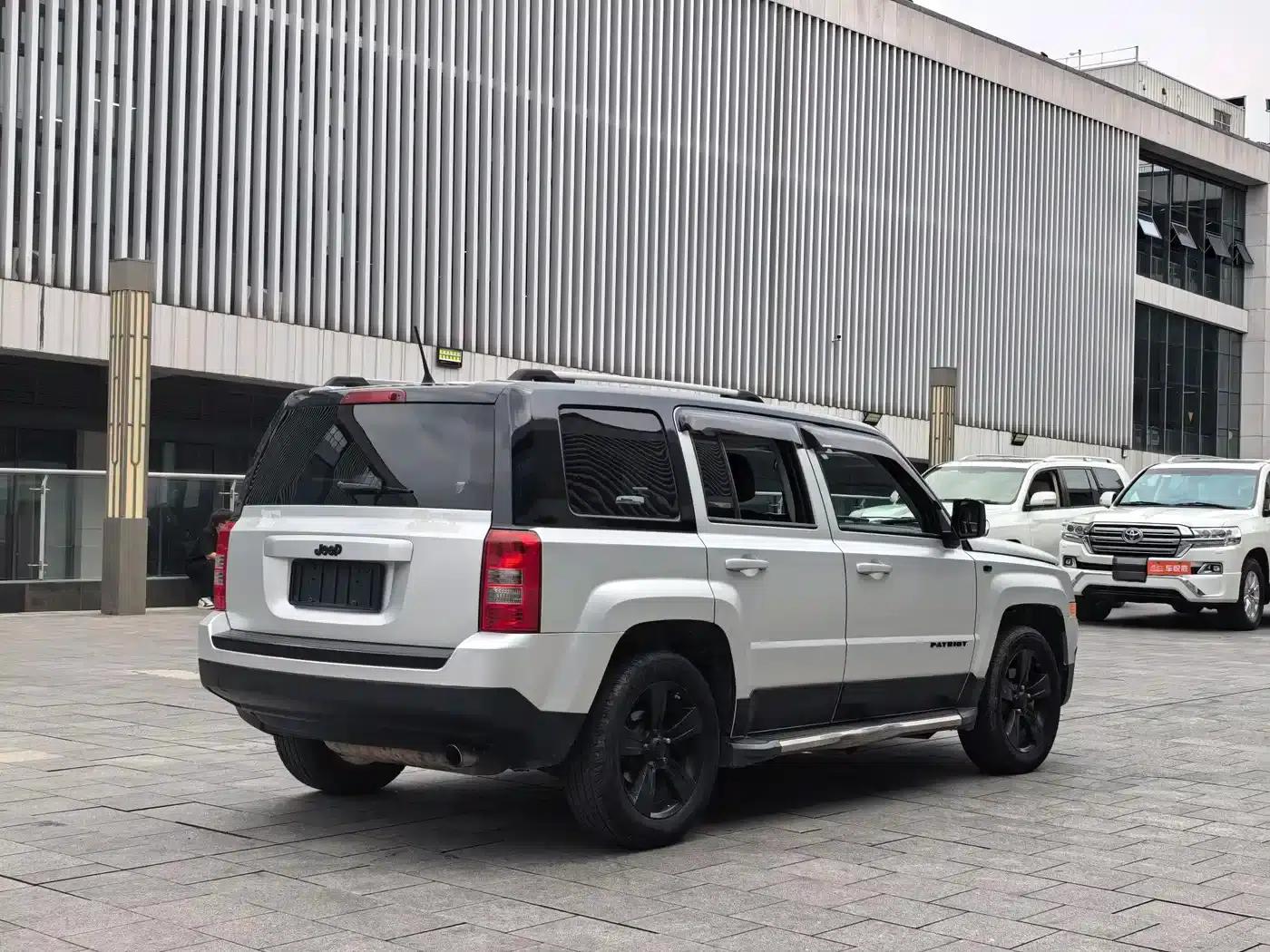 2014 Jeep Compass 2.4L Luxury Navigation Edition — миниатюра 17