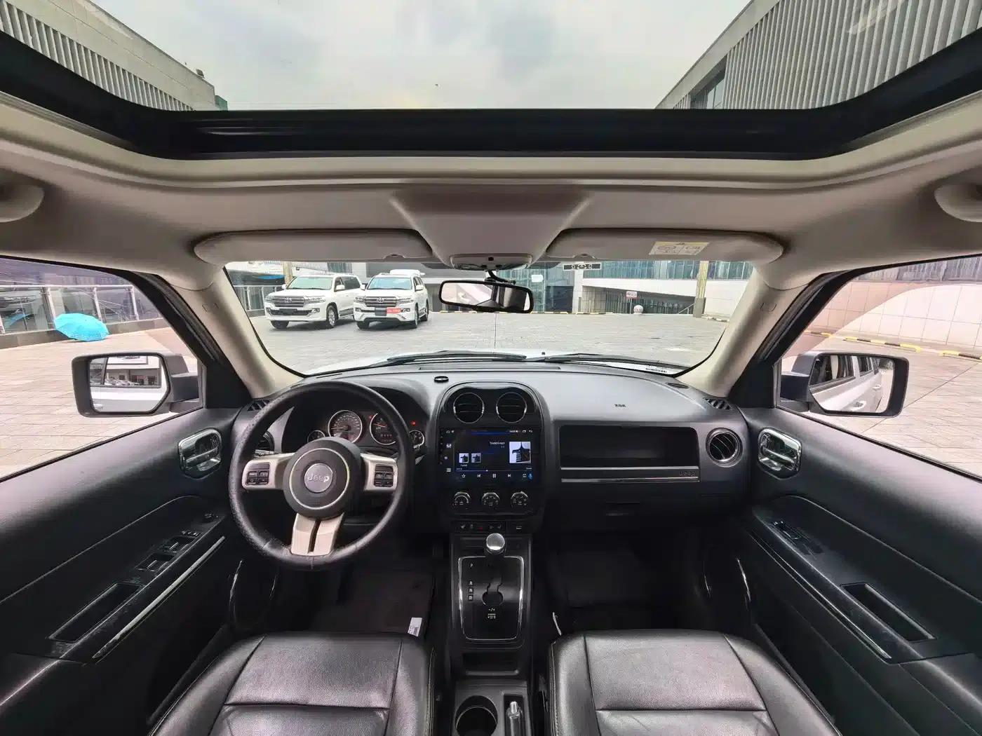 2014 Jeep Compass 2.4L Luxury Navigation Edition — миниатюра 10