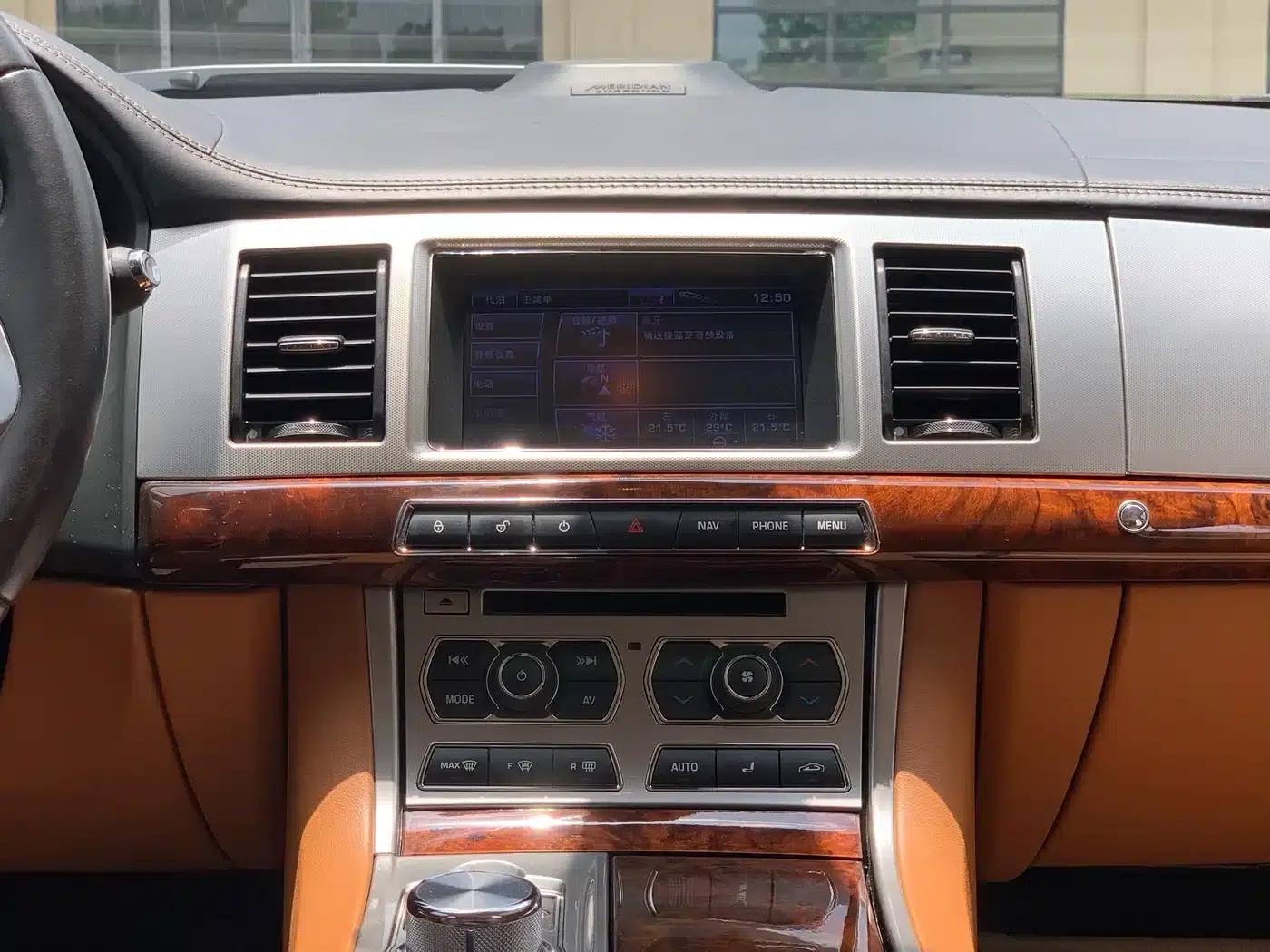 2013 Jaguar XF 2.0T Luxury Edition — миниатюра 18