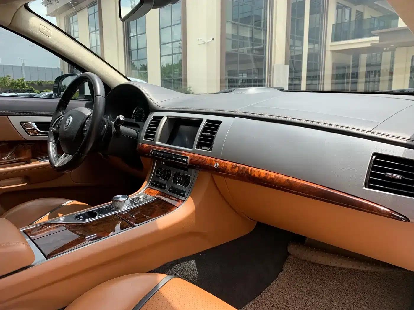 2013 Jaguar XF 2.0T Luxury Edition — миниатюра 32