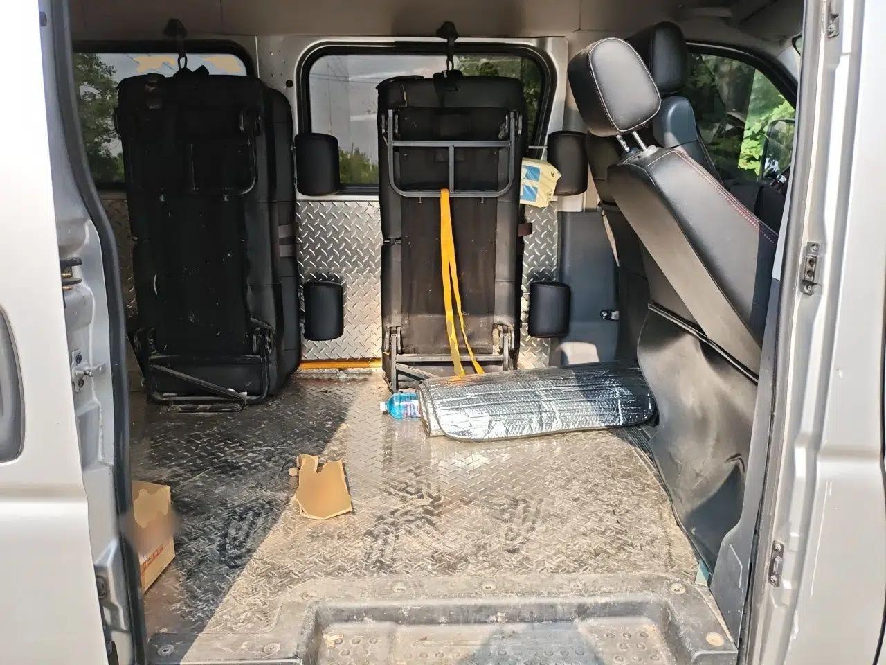 Dongfeng Yufeng 2021 2.0T Power King Front-Drive Logistics Vehicle Long Wheelbase High Roof 6-9 Seats China VI ZD20 — миниатюра 17