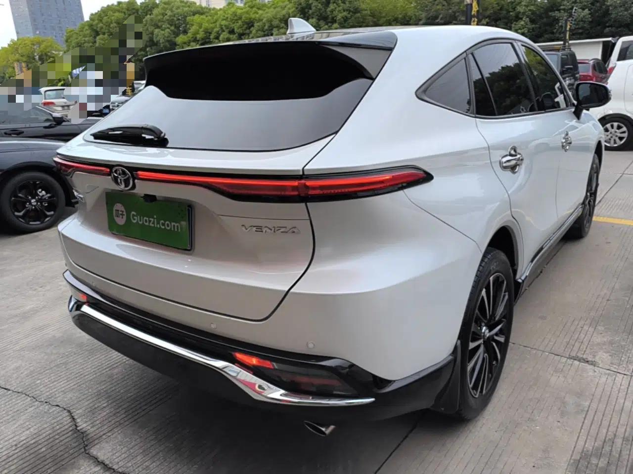 Toyota Venza 2022 2.0L CVT Two-Wheel Drive Prestige Edition — миниатюра 6