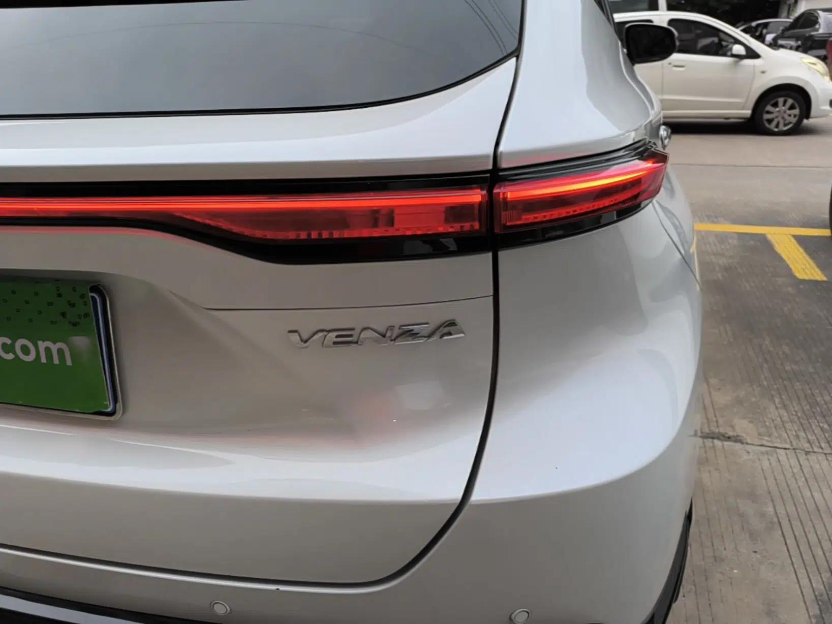 Toyota Venza 2022 2.0L CVT Two-Wheel Drive Prestige Edition — миниатюра 9