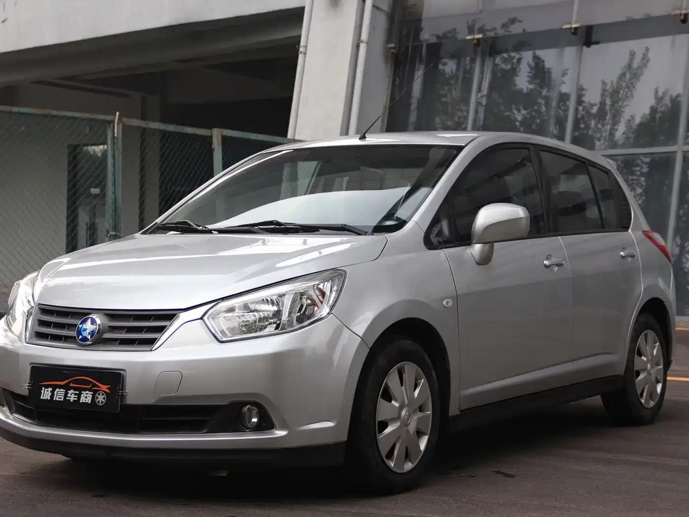 Venucia R50 2013 1.6L Automatic Fashion Edition — миниатюра 1