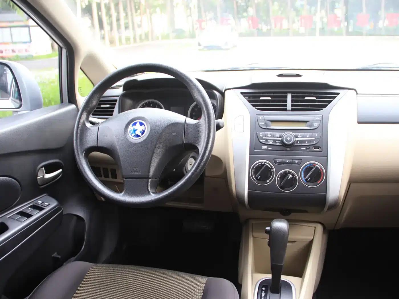 Venucia R50 2013 1.6L Automatic Fashion Edition — миниатюра 14