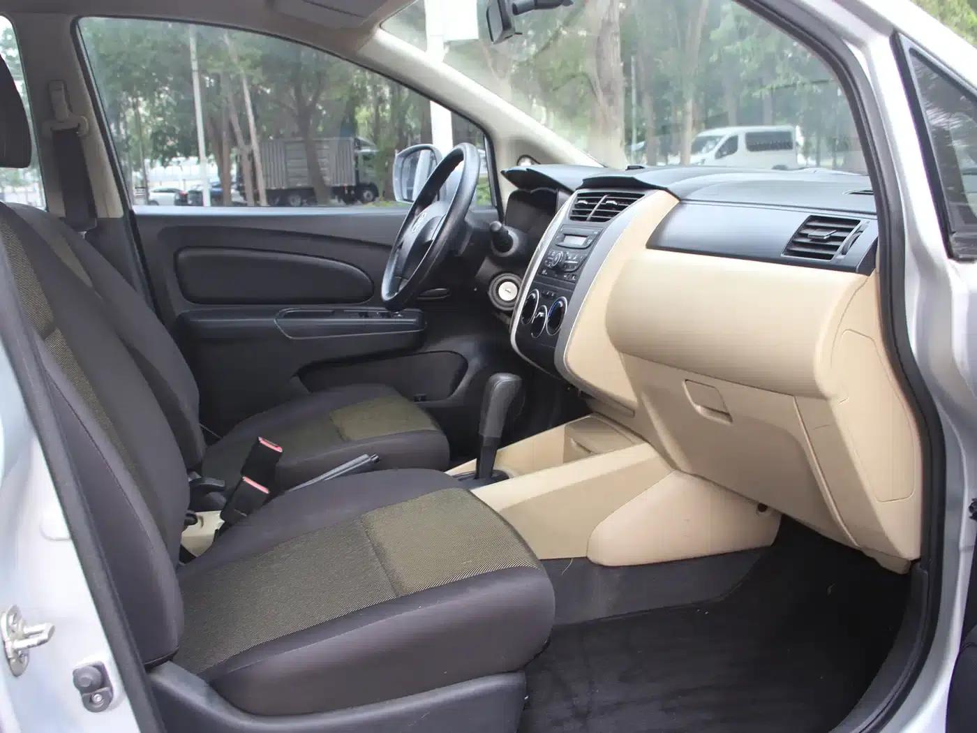 Venucia R50 2013 1.6L Automatic Fashion Edition — миниатюра 15
