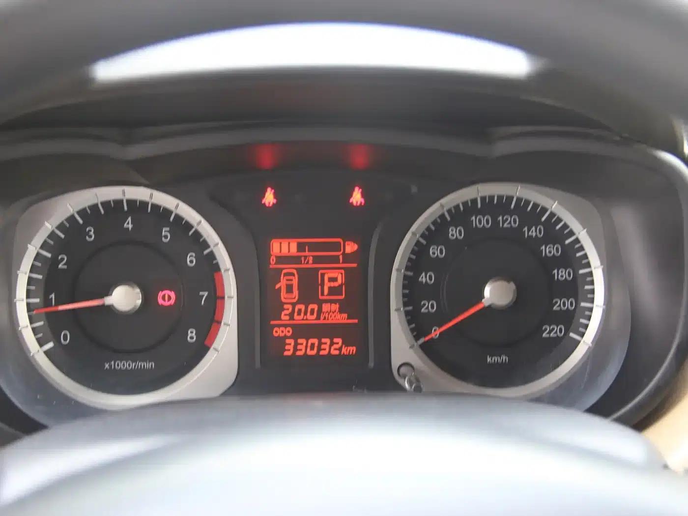 Venucia R50 2013 1.6L Automatic Fashion Edition — миниатюра 17