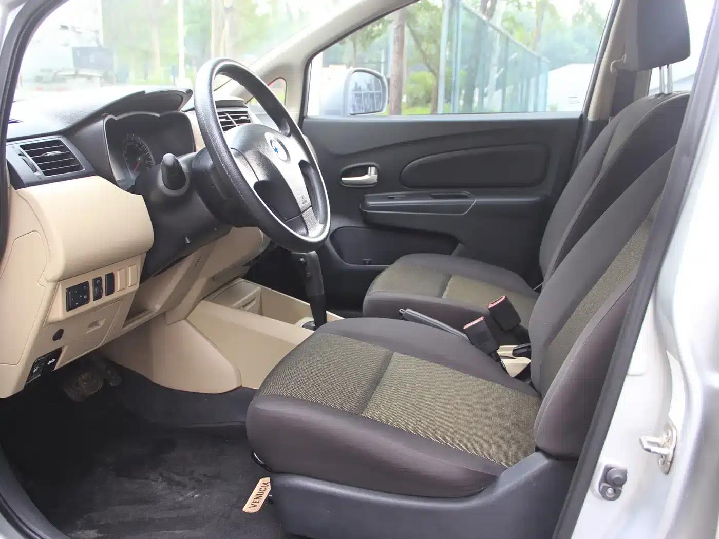 Venucia R50 2013 1.6L Automatic Fashion Edition — миниатюра 4