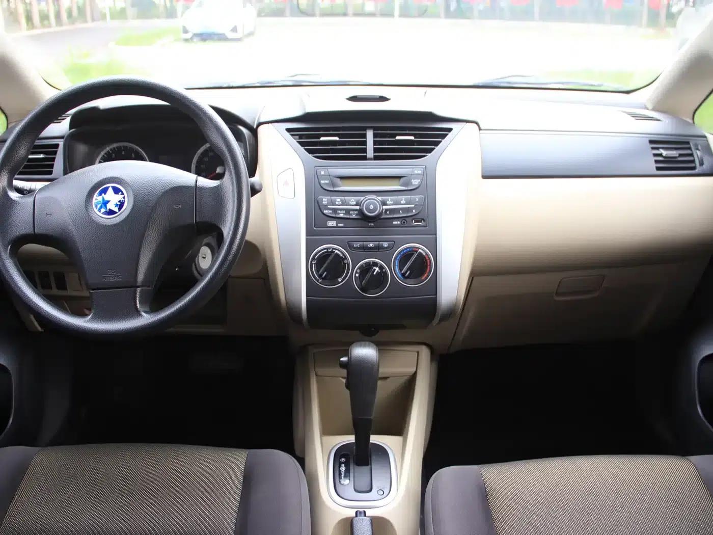 Venucia R50 2013 1.6L Automatic Fashion Edition — миниатюра 6