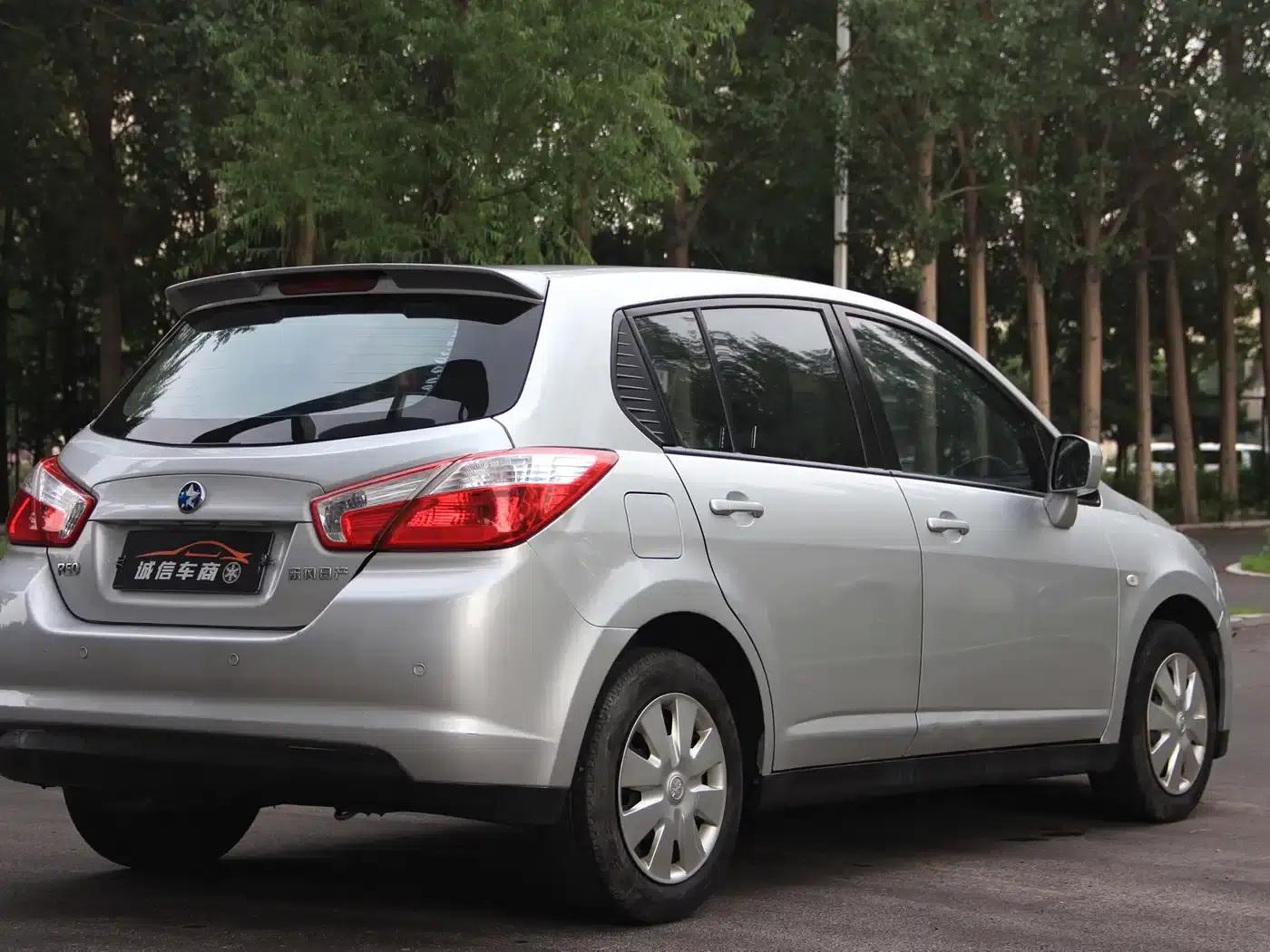 Venucia R50 2013 1.6L Automatic Fashion Edition — миниатюра 7