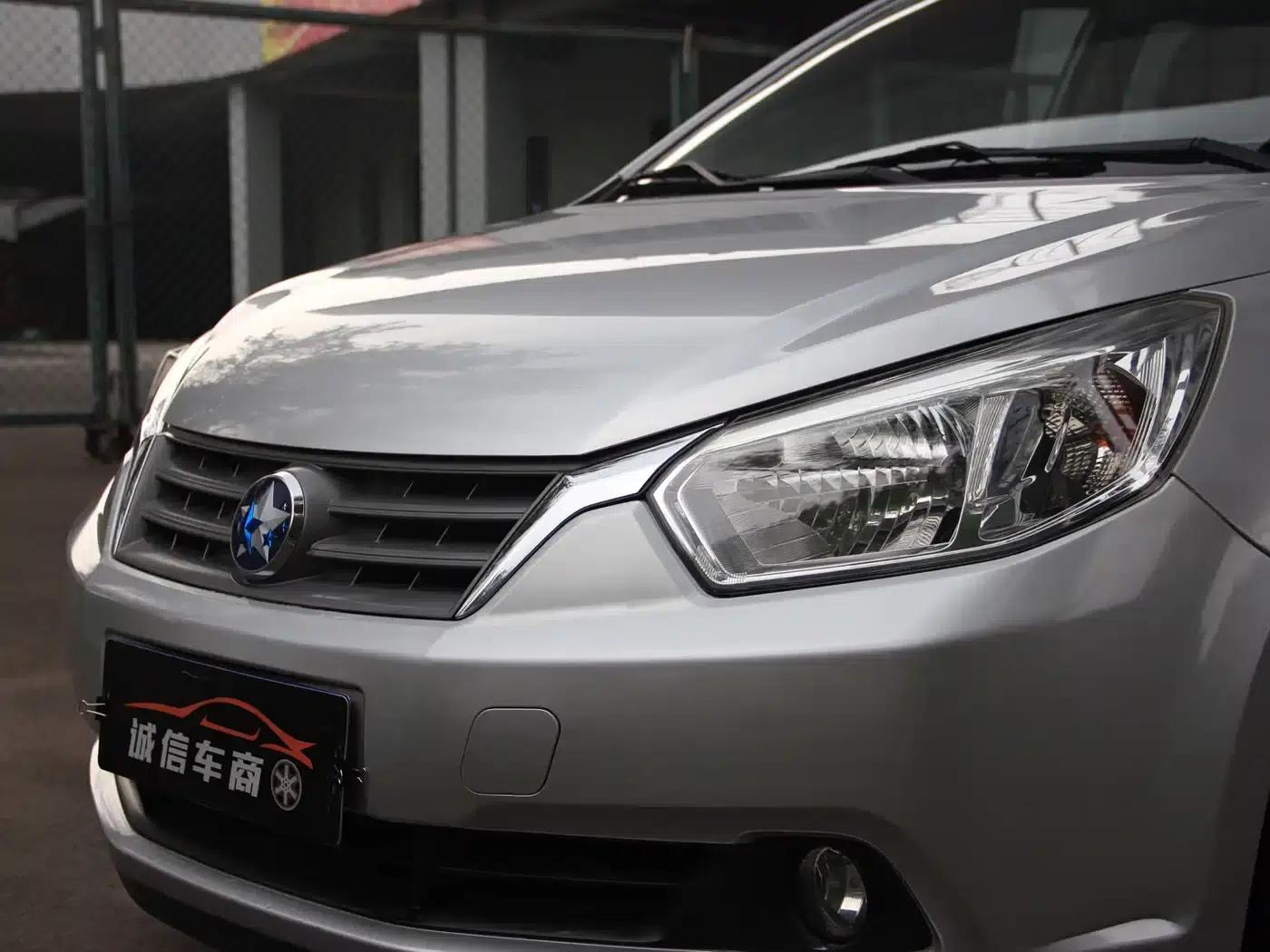 Venucia R50 2013 1.6L Automatic Fashion Edition — миниатюра 10