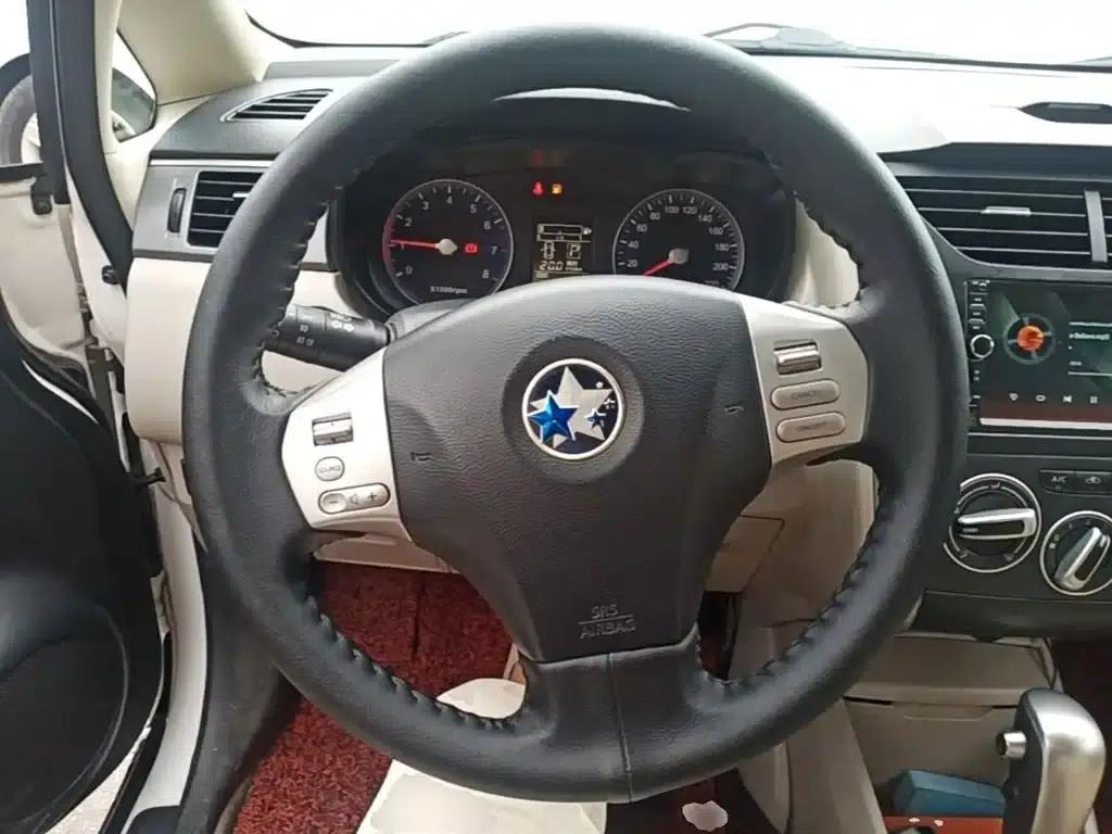 Venucia R50 2015 1.6L Automatic Deluxe Edition — миниатюра 11