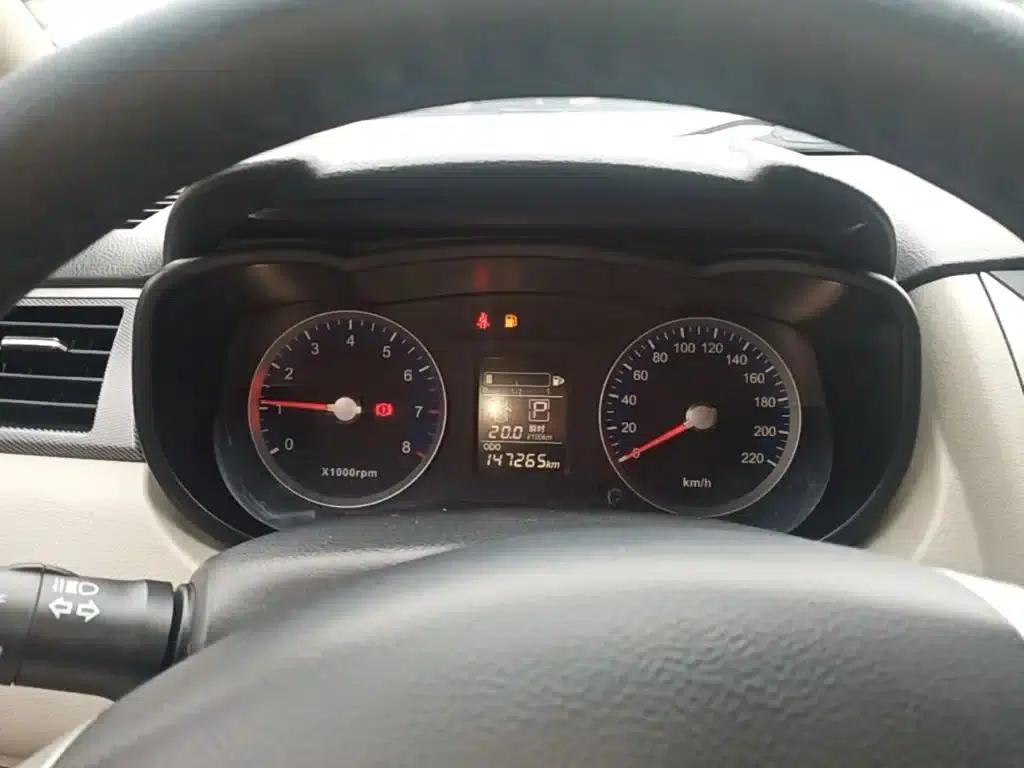 Venucia R50 2015 1.6L Automatic Deluxe Edition — миниатюра 12