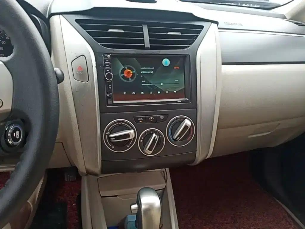 Venucia R50 2015 1.6L Automatic Deluxe Edition — миниатюра 13