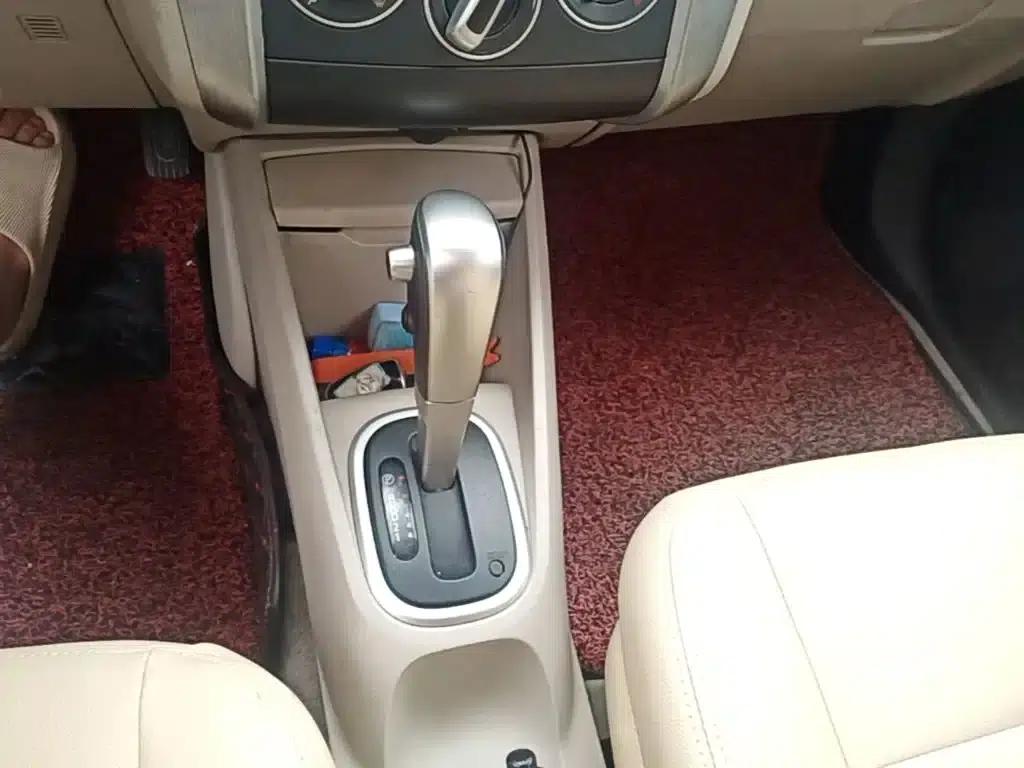Venucia R50 2015 1.6L Automatic Deluxe Edition — миниатюра 14