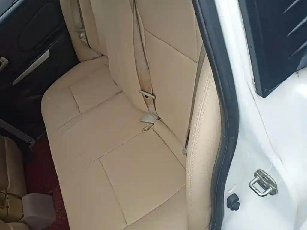 Venucia R50 2015 1.6L Automatic Deluxe Edition — миниатюра 17