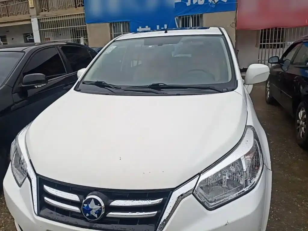 Venucia R50 2015 1.6L Automatic Deluxe Edition — миниатюра 3