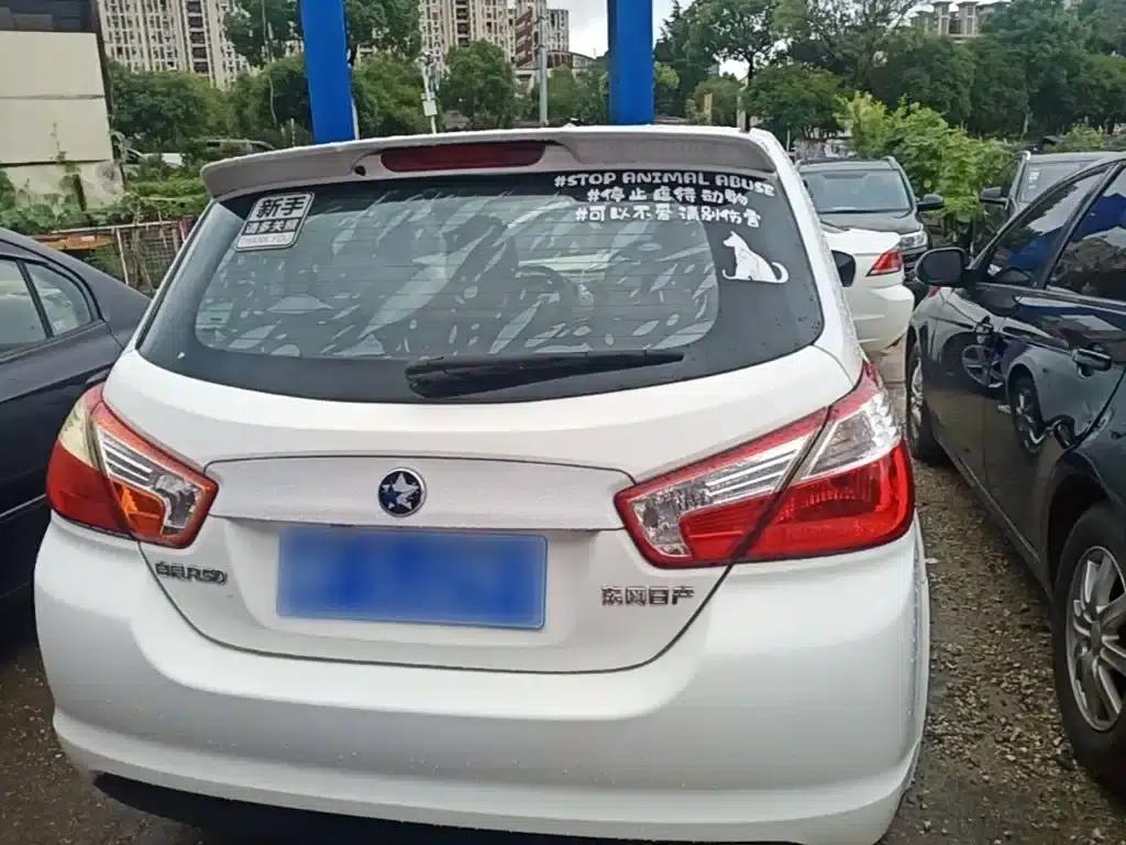 Venucia R50 2015 1.6L Automatic Deluxe Edition — миниатюра 6