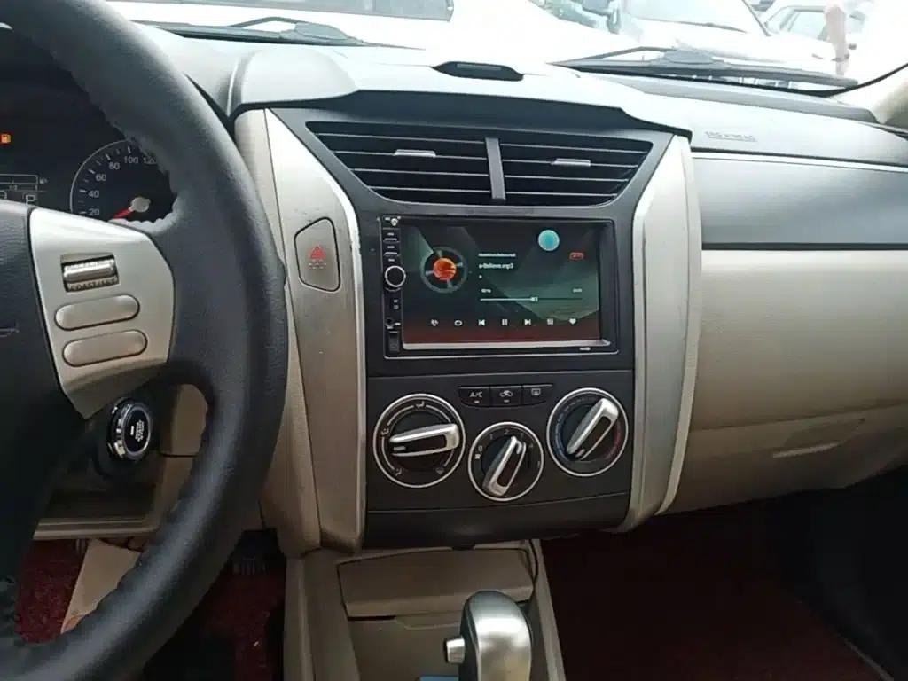 Venucia R50 2015 1.6L Automatic Deluxe Edition — миниатюра 10