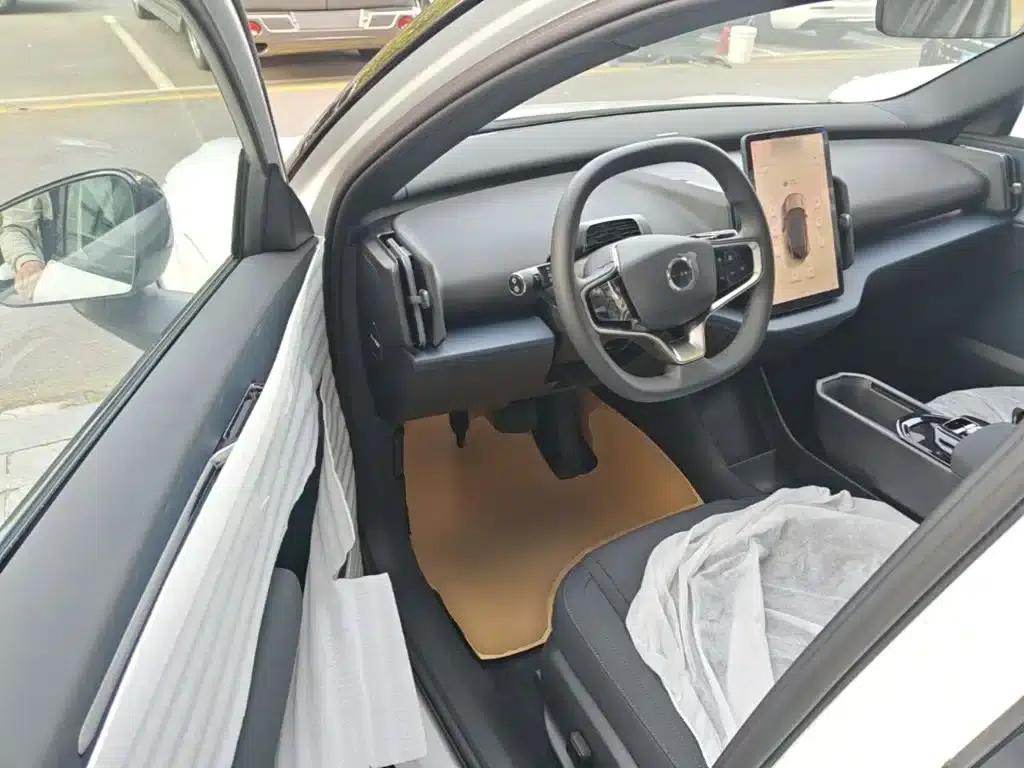 Volvo EX30 2025 Rear-Wheel Drive Long Range Ultra — миниатюра 16