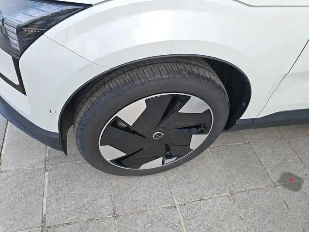 Volvo EX30 2025 Rear-Wheel Drive Long Range Ultra — миниатюра 23