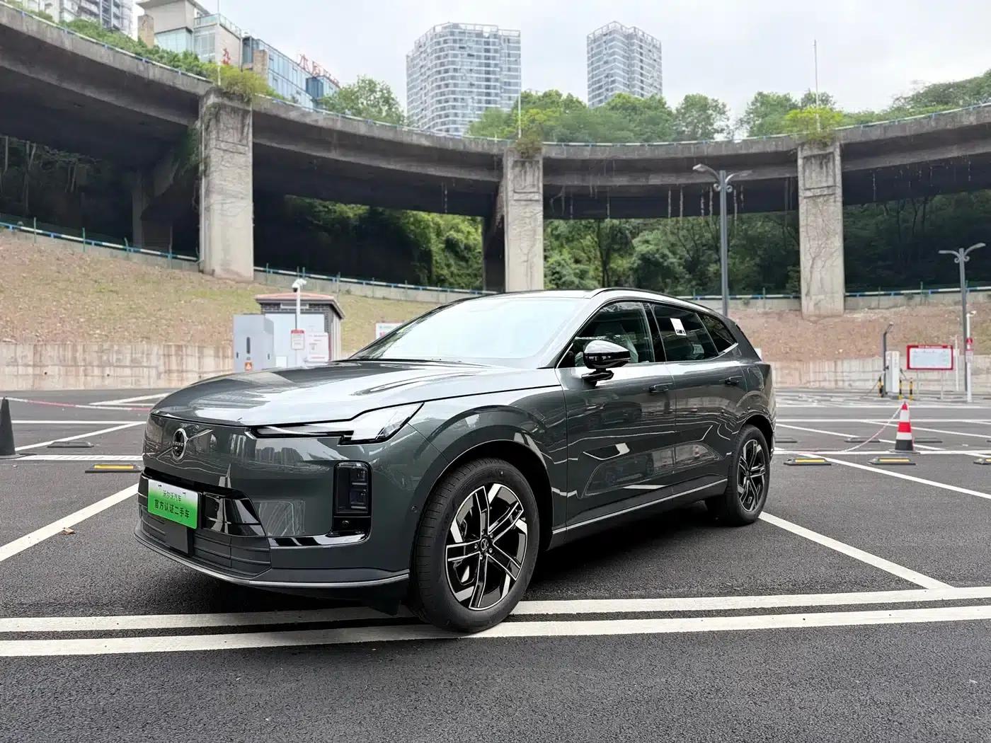 2026 Volvo XC70 Plug-in Hybrid (Two-Wheel Drive, Long Range, Core) — миниатюра 1