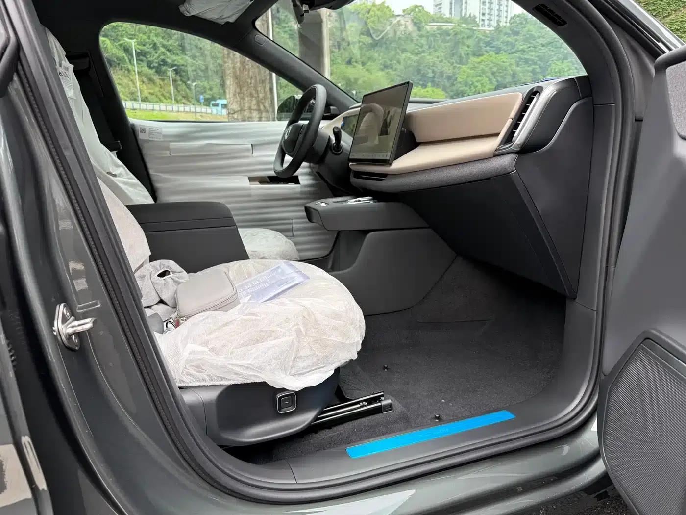 2026 Volvo XC70 Plug-in Hybrid (Two-Wheel Drive, Long Range, Core) — миниатюра 21