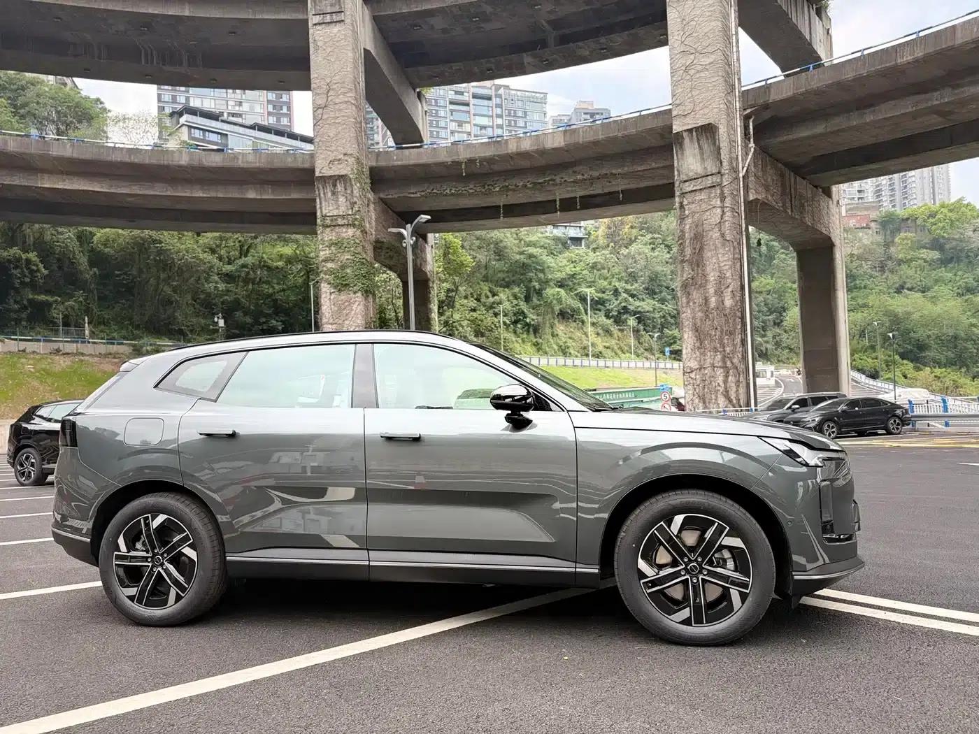 2026 Volvo XC70 Plug-in Hybrid (Two-Wheel Drive, Long Range, Core) — миниатюра 4