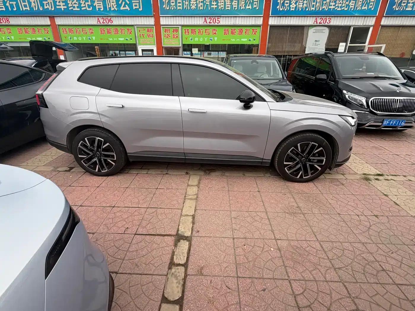 2026 Volvo XC70 Plug-in Hybrid, All-Wheel Drive, Extended Range Plus — миниатюра 4