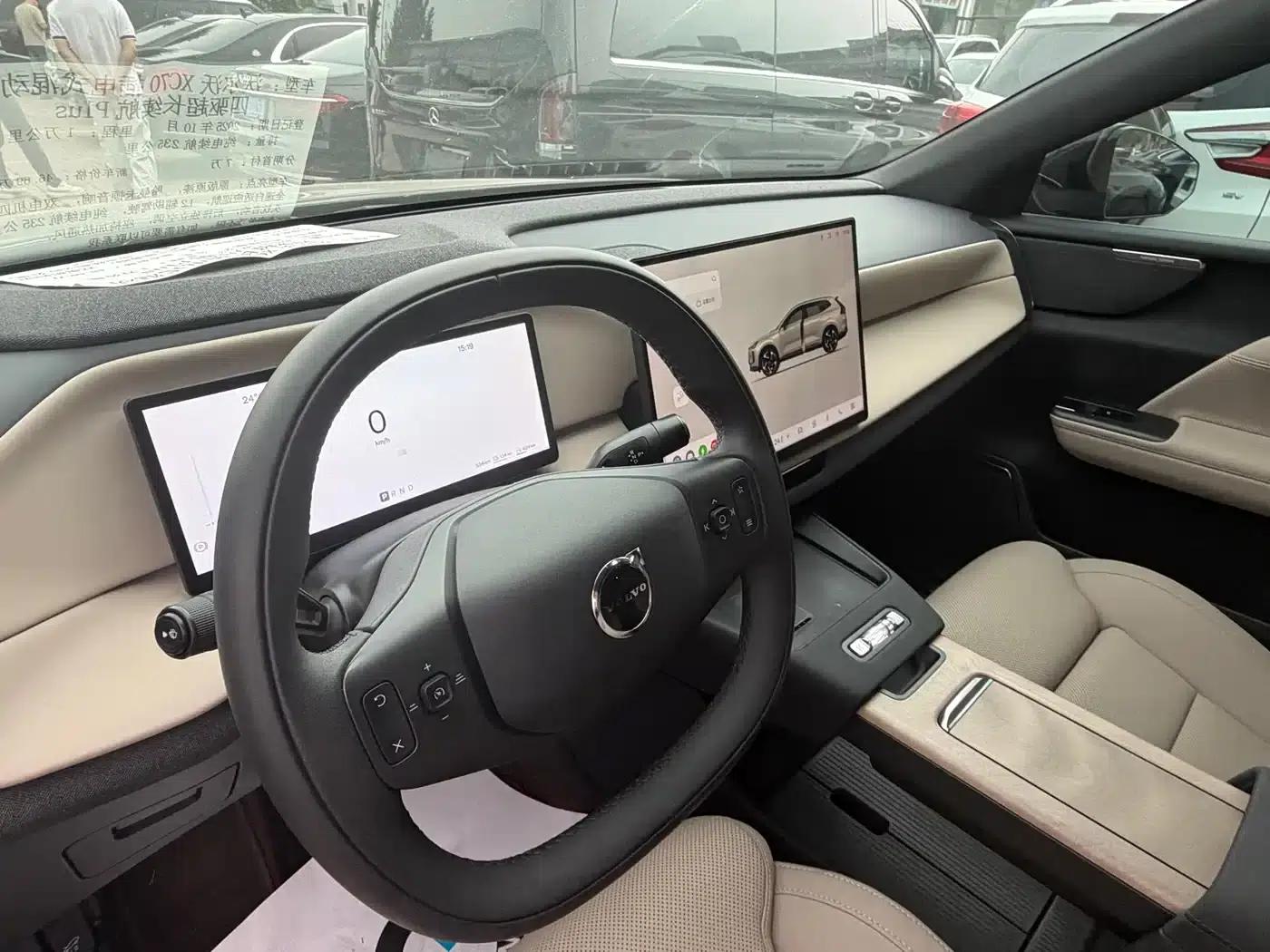 2026 Volvo XC70 Plug-in Hybrid, All-Wheel Drive, Extended Range Plus — миниатюра 9