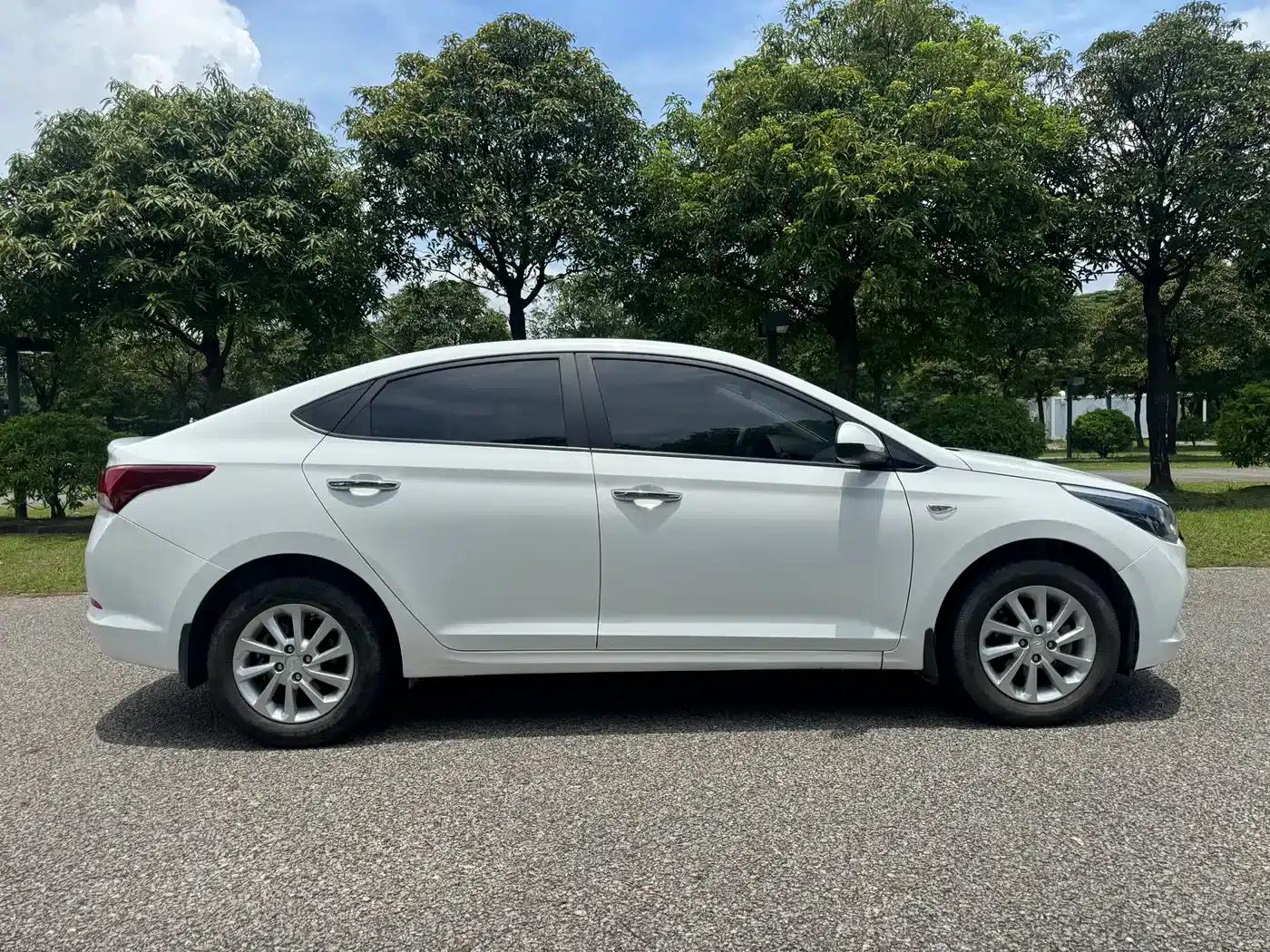2016 Hyundai Verna 1.4L Manual GLS Cool Edition — миниатюра 5