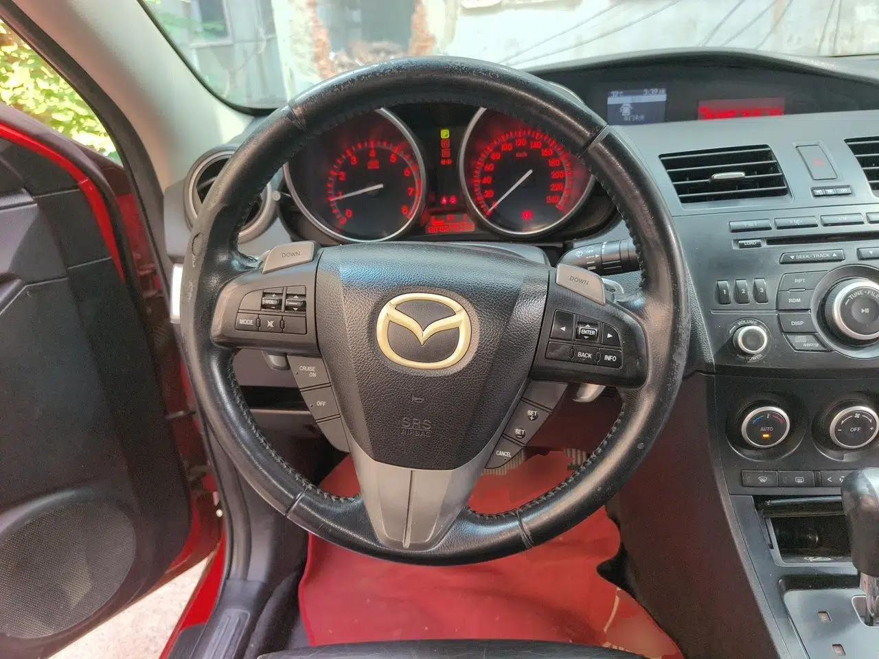 Mazda 3 2011 Sedan 2.0L Automatic Luxury Model — миниатюра 10