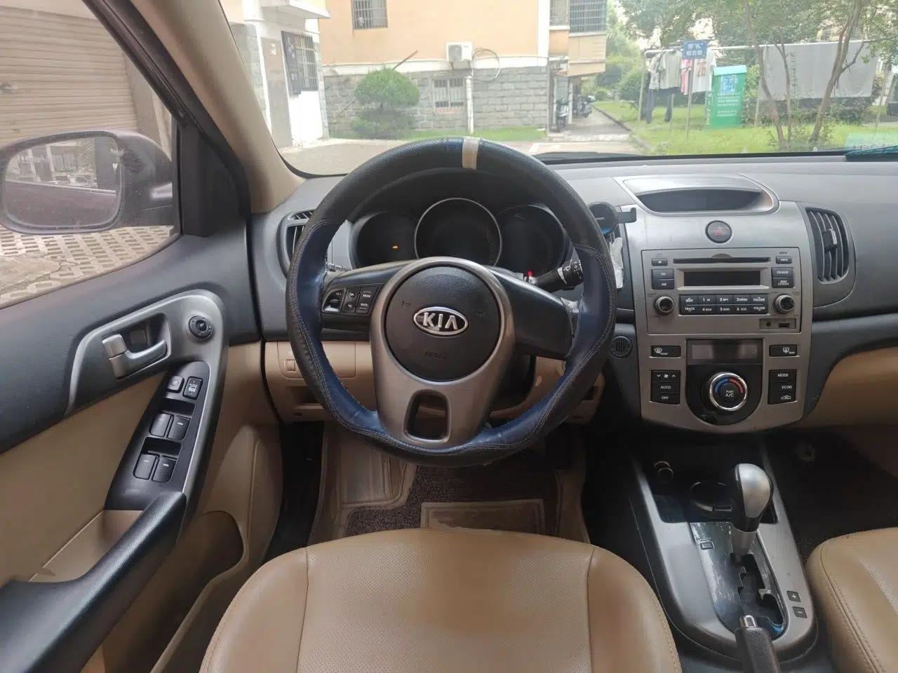 Kia Forte 2011 1.6L AT Premium — миниатюра 10