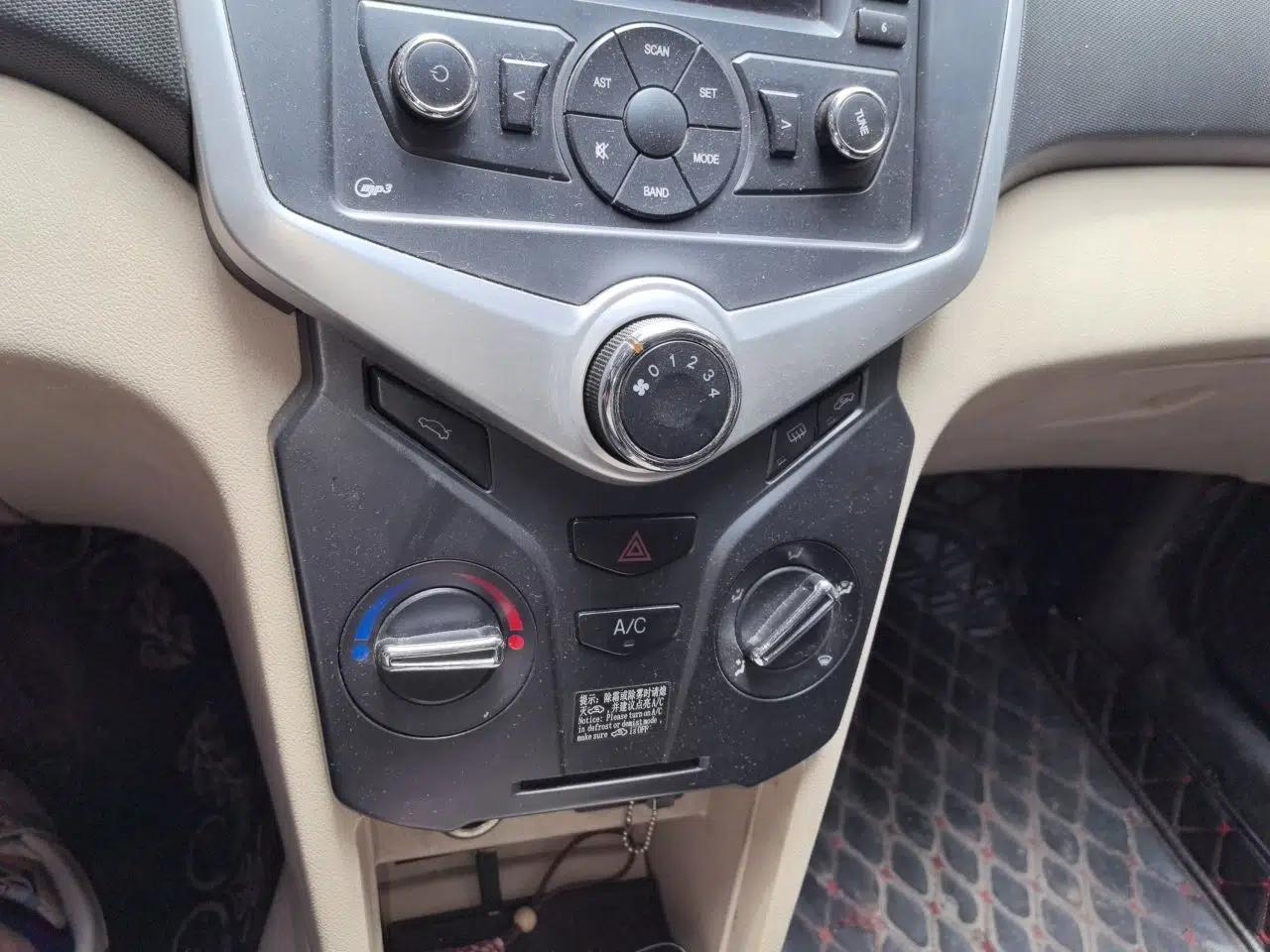Chery Fengyun 2 2014 Hatchback 1.5L Manual New Youth Edition — миниатюра 13