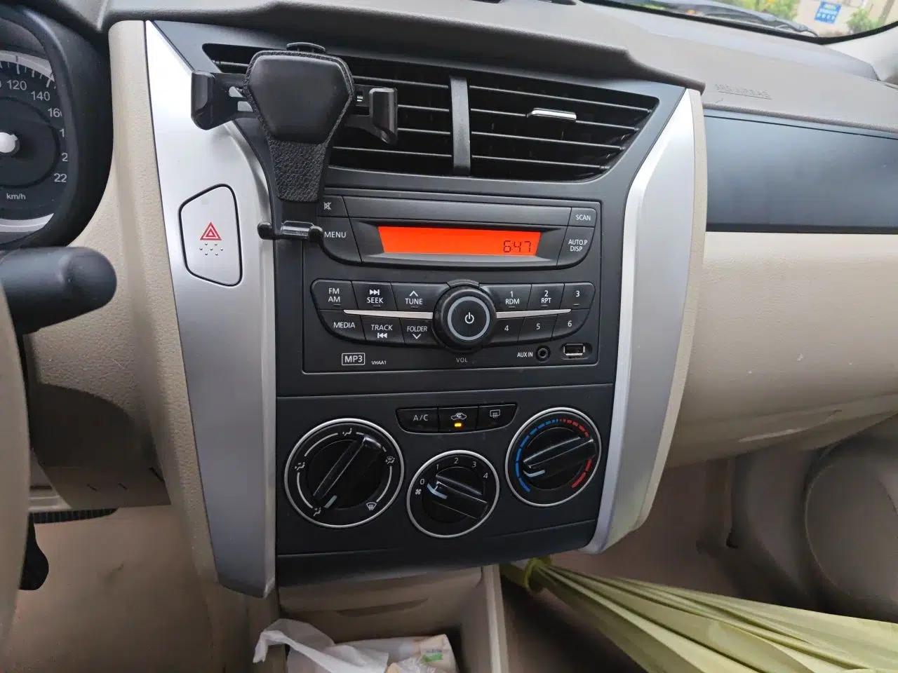 Venucia D50 2013 1.6L Automatic Fashion Edition — миниатюра 13