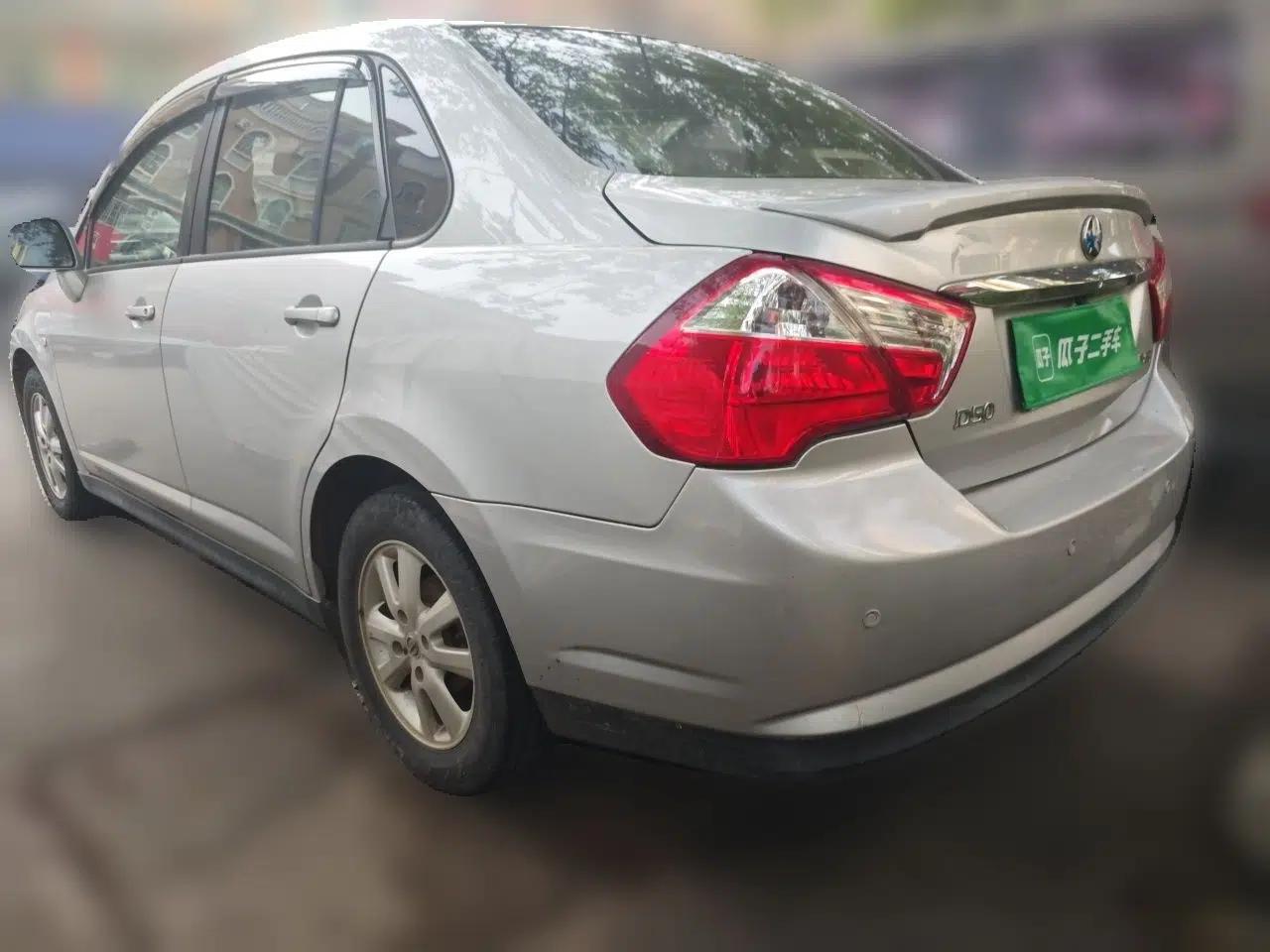 Venucia D50 2014 1.6L Automatic Splendid Edition — миниатюра 4