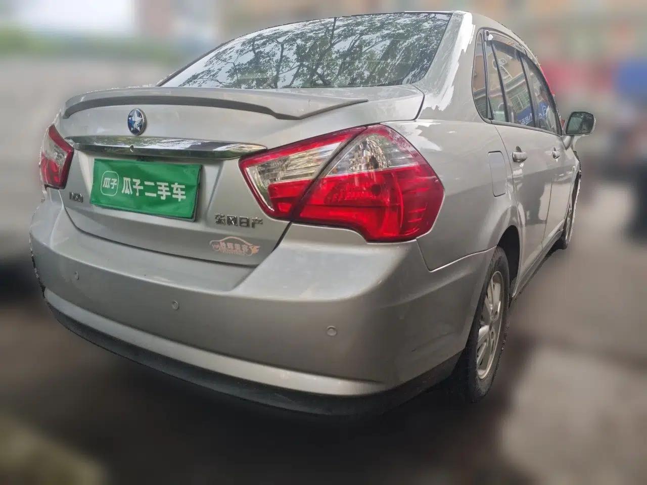 Venucia D50 2014 1.6L Automatic Splendid Edition — миниатюра 6