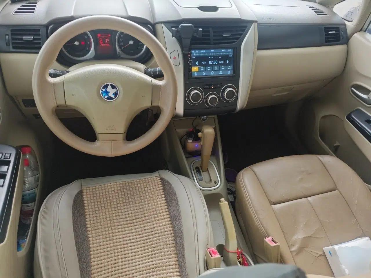 Venucia D50 2014 1.6L Automatic Splendid Edition — миниатюра 9