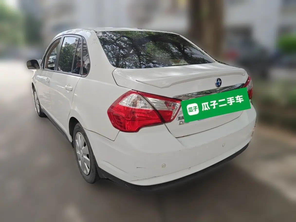 Venucia D50 2013 1.6L Automatic Fashion Edition — миниатюра 4
