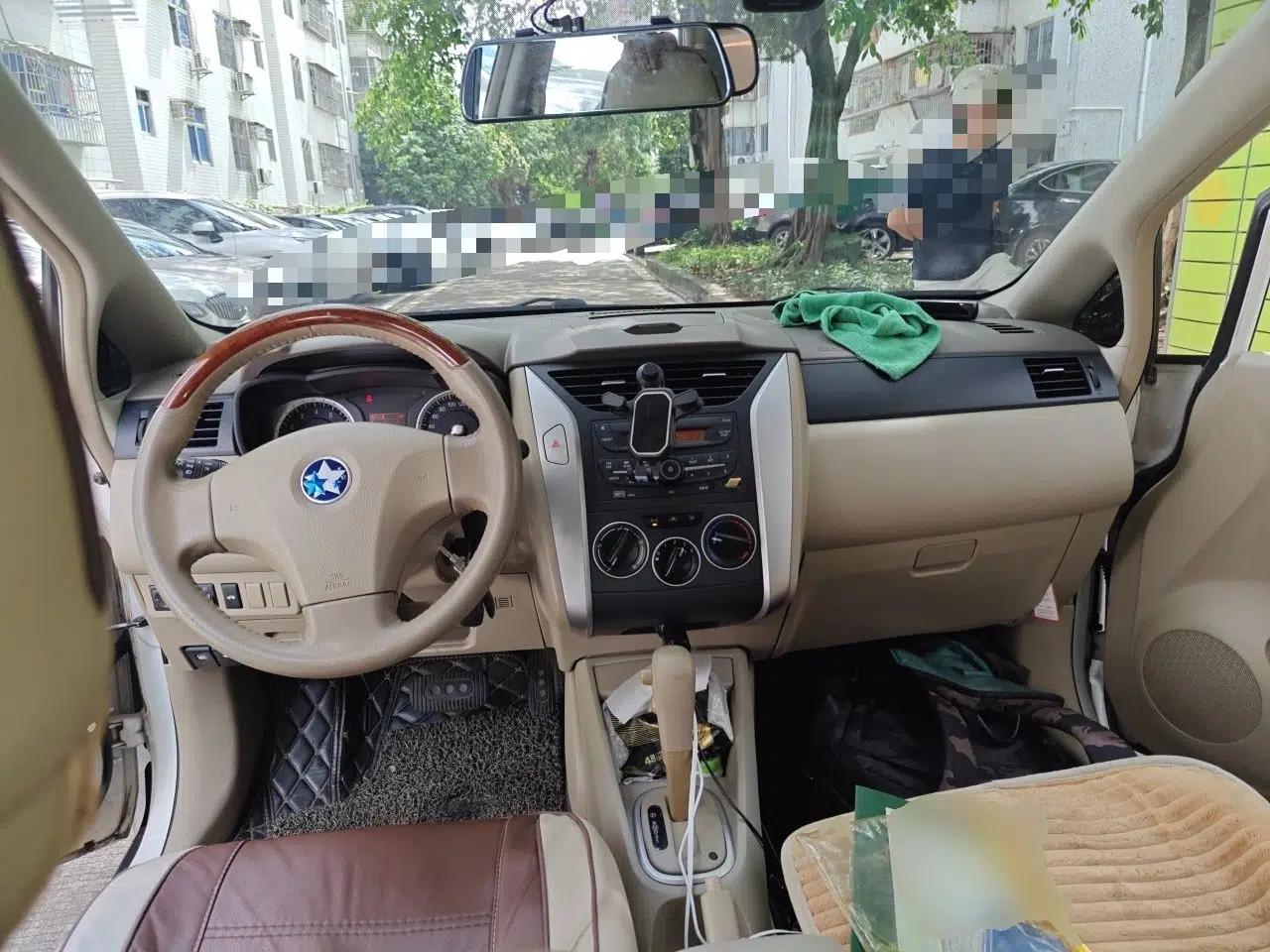 Venucia D50 2013 1.6L Automatic Fashion Edition — миниатюра 9
