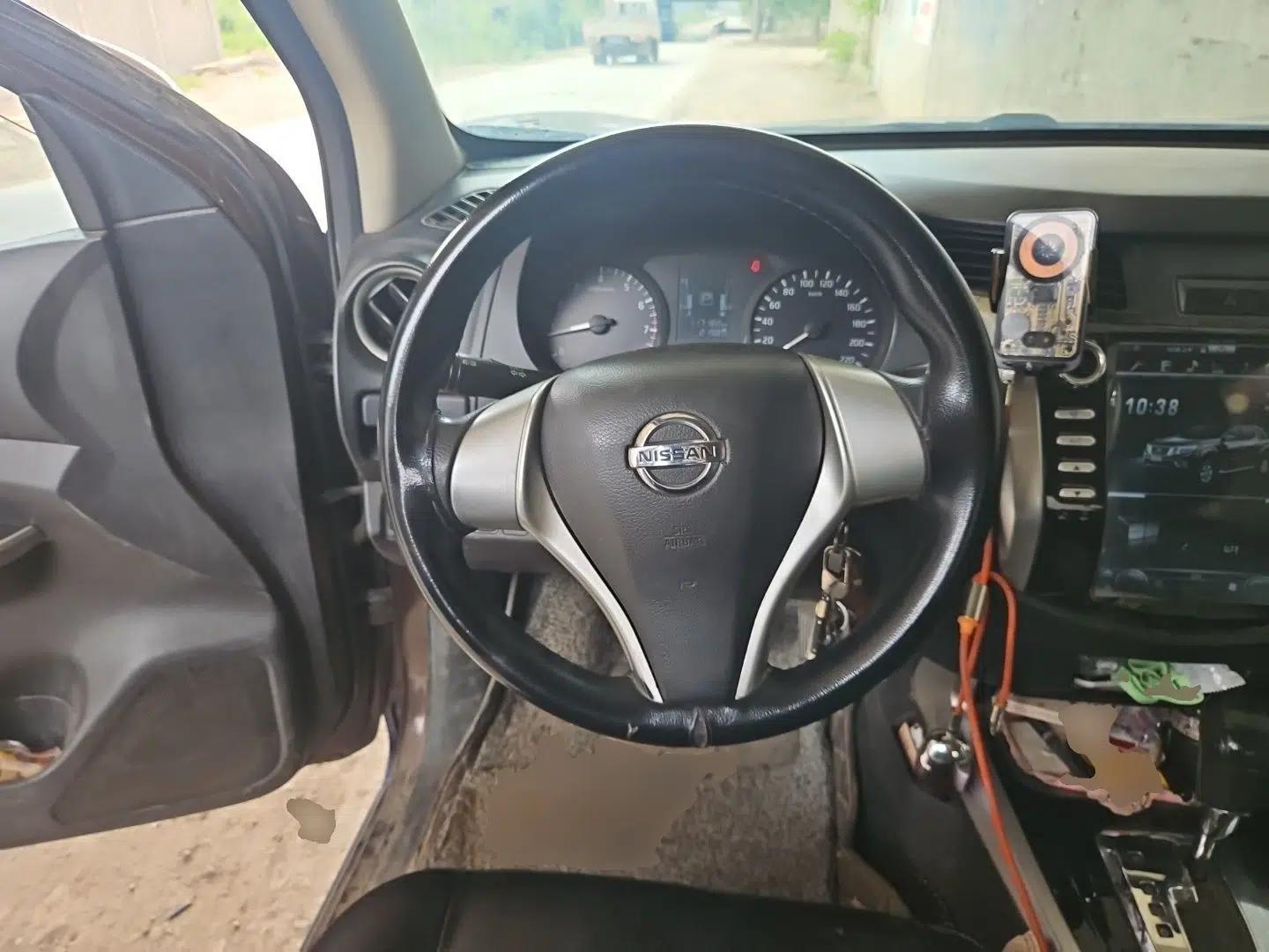 Nissan Navara 2017 2.5L Automatic 2WD Luxury Edition QR25 — миниатюра 10