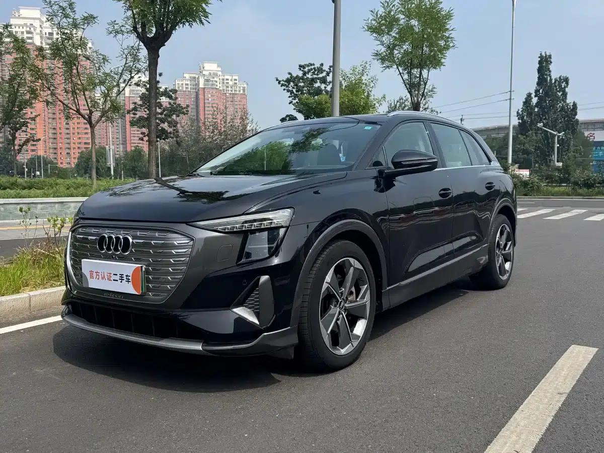 Audi Q5 e-tron 2022 Model 40 e-tron Star Edition - Fashion Set — миниатюра 1