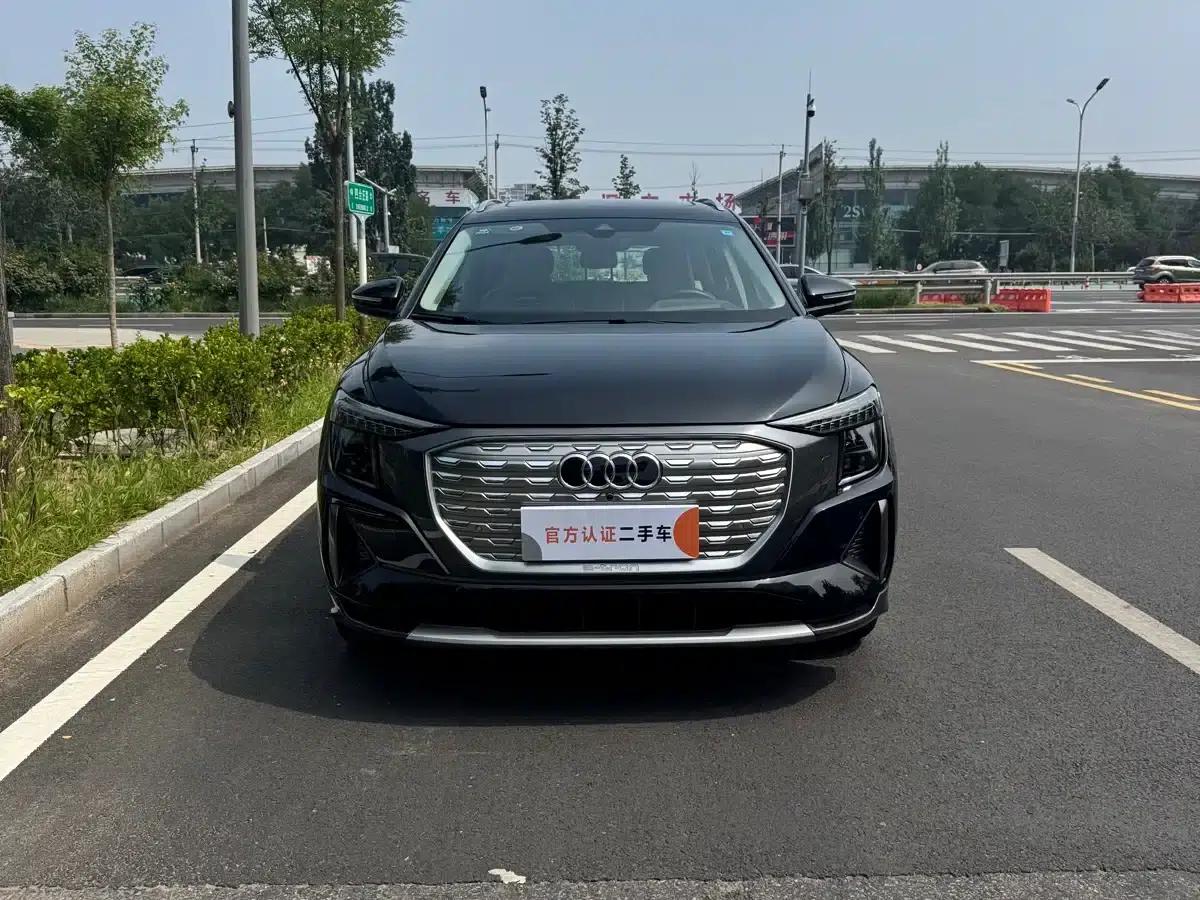 Audi Q5 e-tron 2022 Model 40 e-tron Star Edition - Fashion Set — миниатюра 2